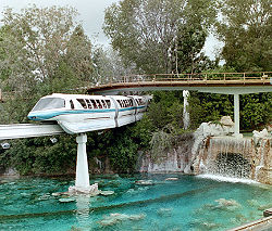 Monorail Mark V Blue passant au dessus du lagon de Tomorrowland.